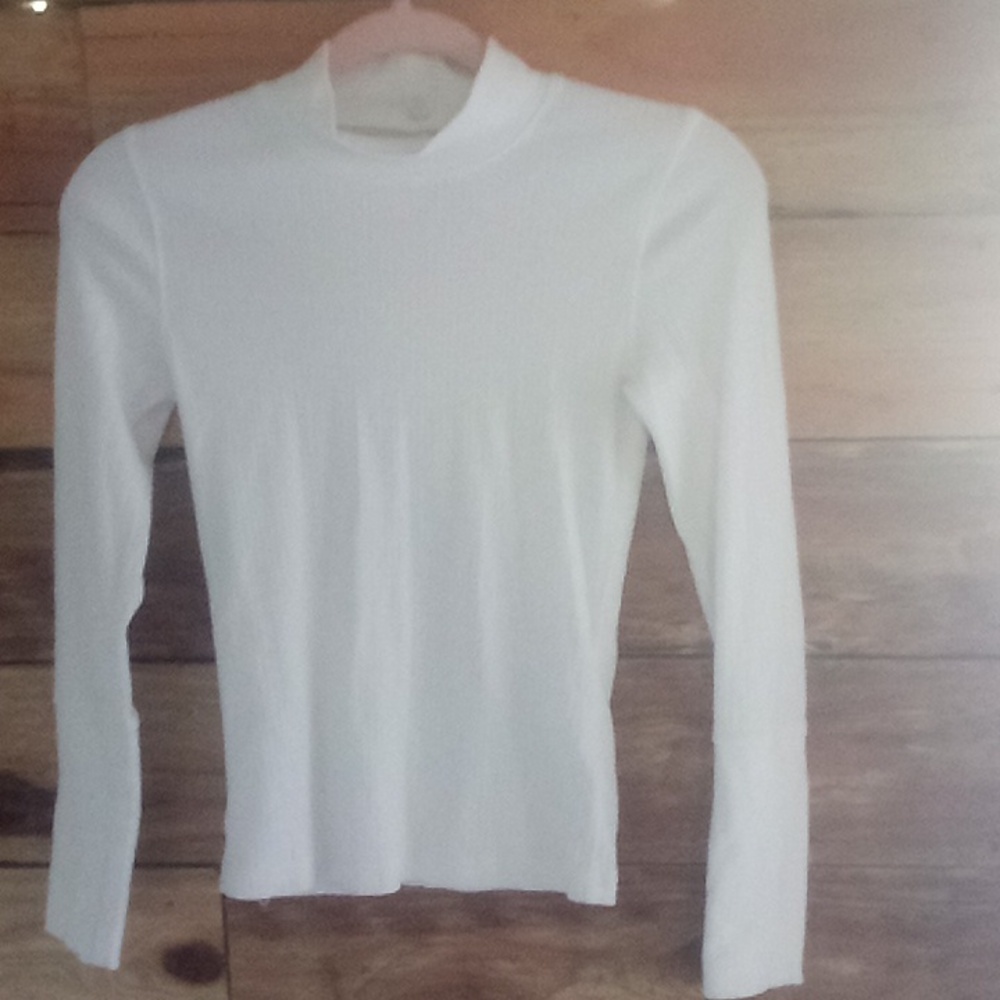 White turtleneck size small comfortable, casual, perfect staple for any closet